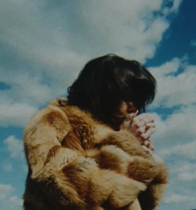 Maéva Portraifoto, seitwärts