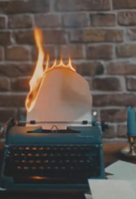 Schreibmaschine mit brennendem Papier